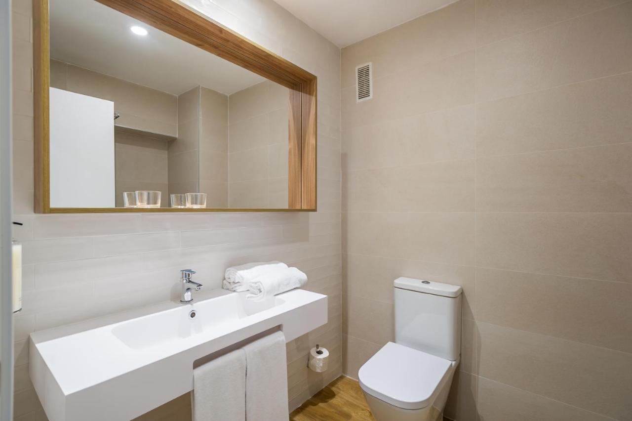 Chambre Double ou Lits Jumeaux avec 2 Lits d'Appoint (3 Adultes + 1 Enfant)